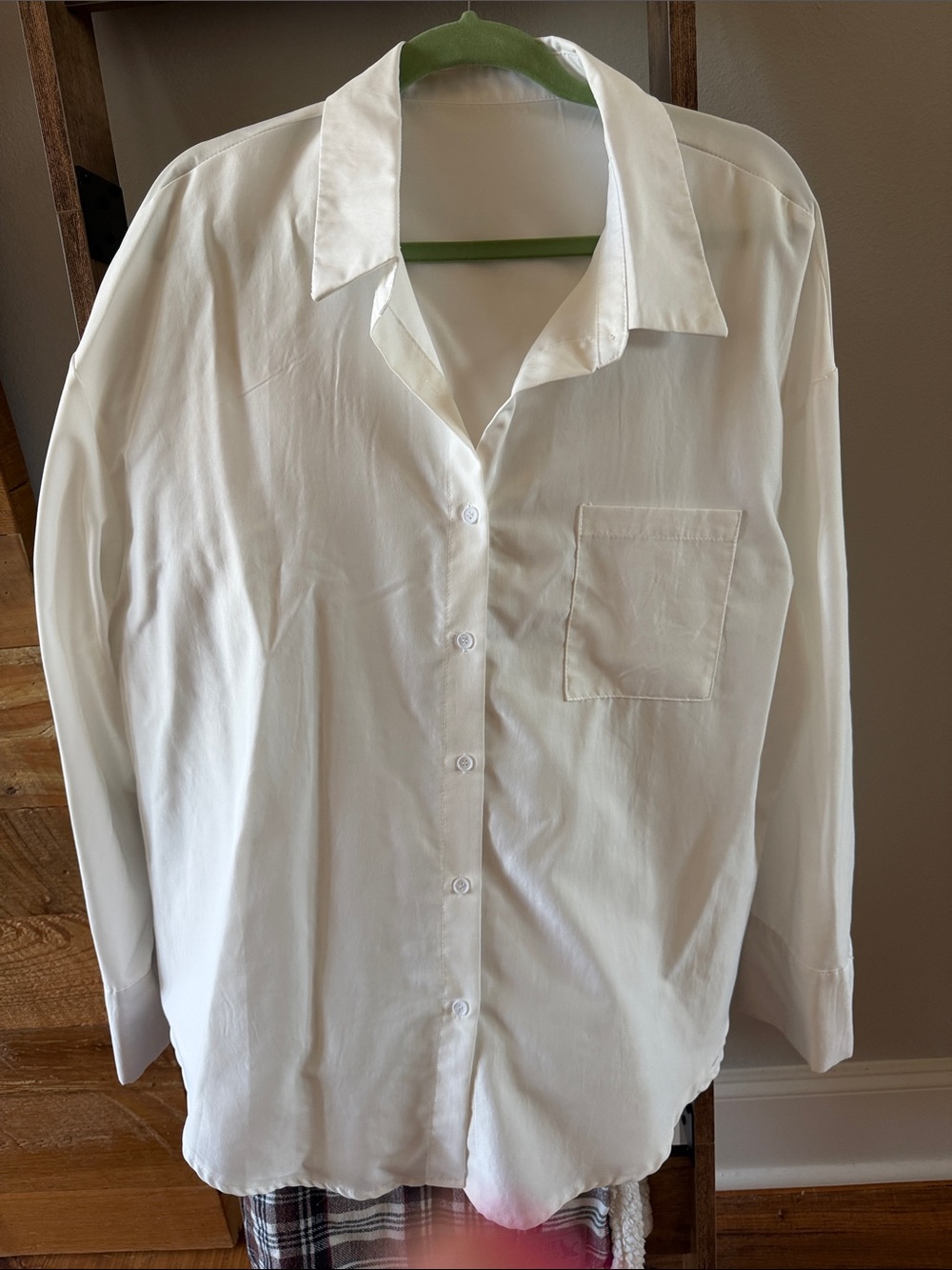 Women's Relaxed White Button-Down Shirt with Chest Pocket no iron material